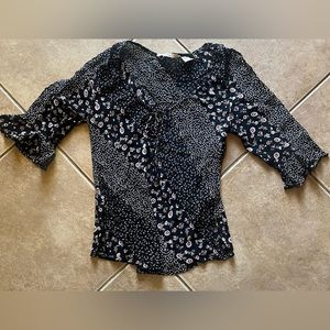 Beautiful shirt that flatters the waist by Quizz Petite